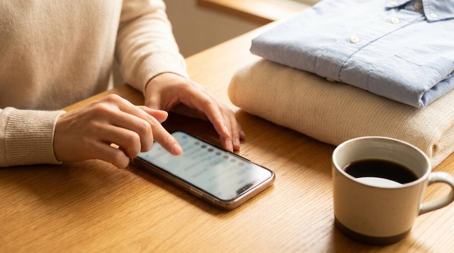 スマホで見積もりを依頼する様子